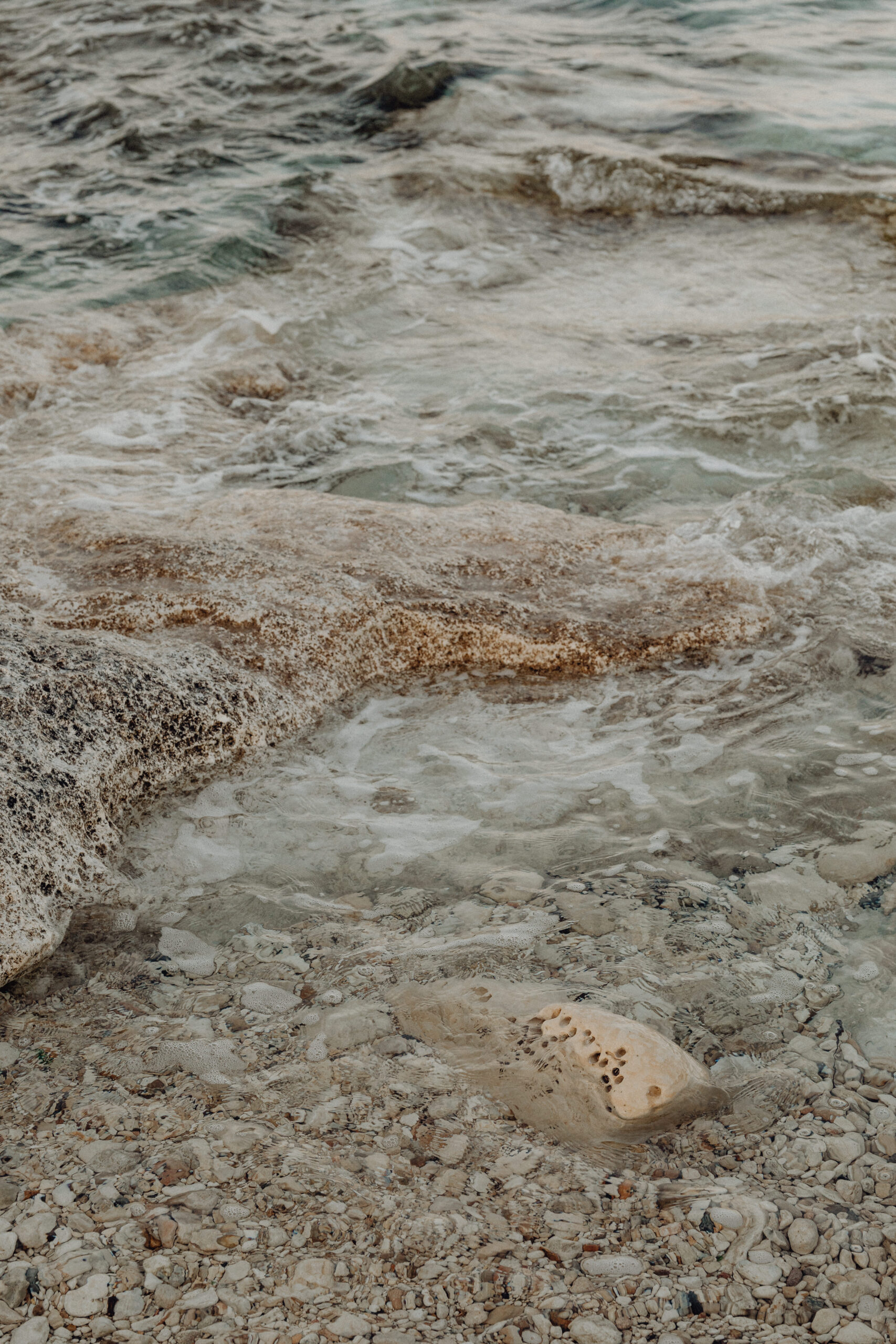 kaboompics coastal beauty a collection of free stock photos with a rocky beach and bright blue water 31657