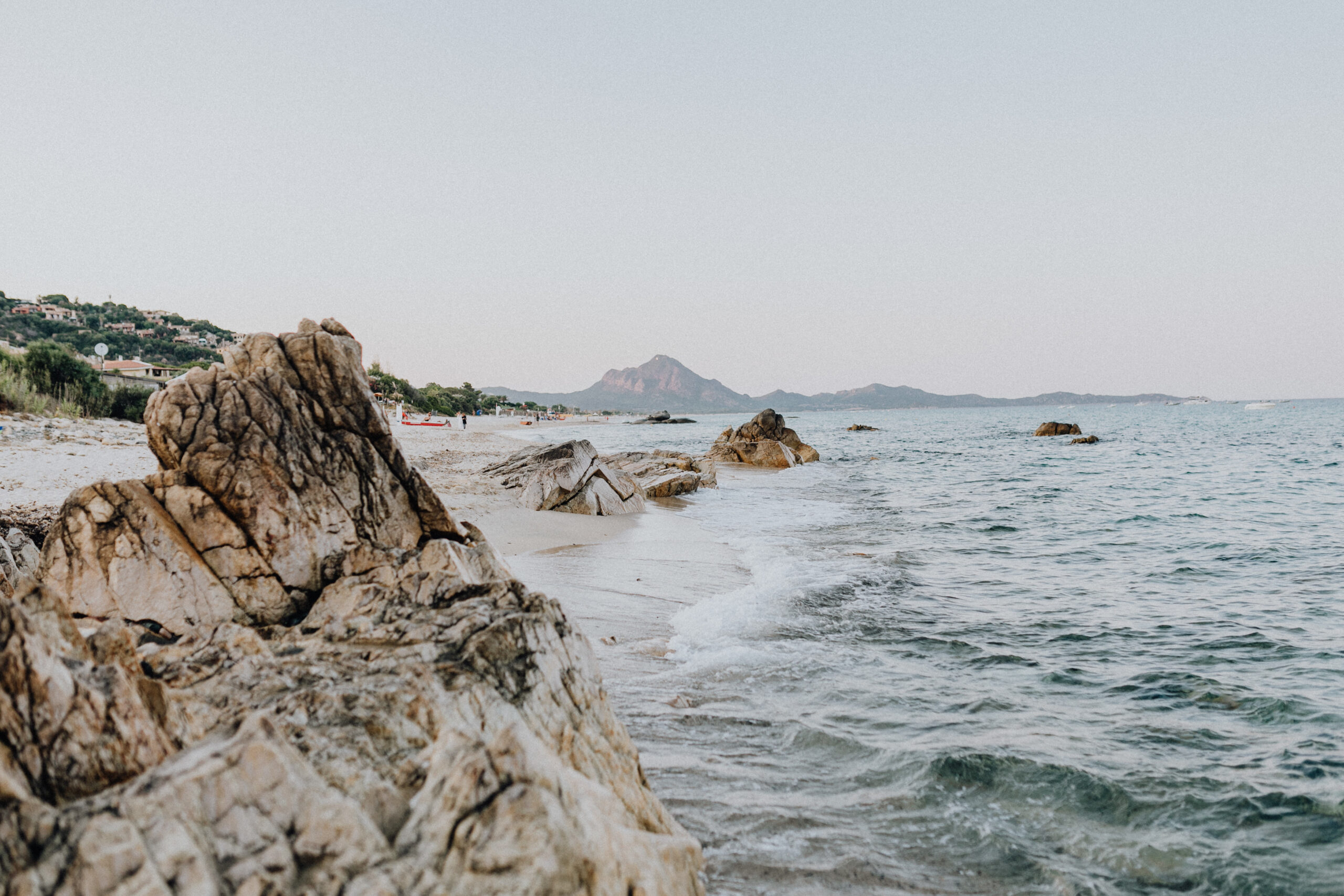 kaboompics waves crashing over rocks on the beach 18066
